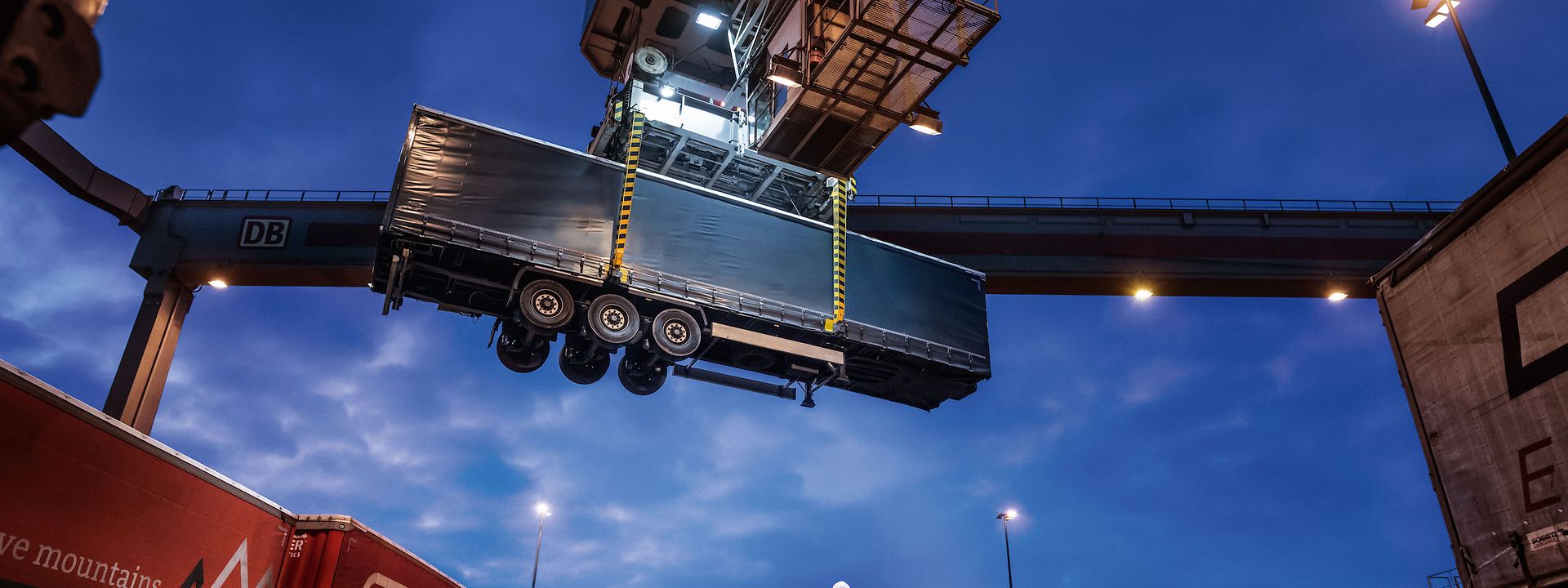 Loading truck trailers