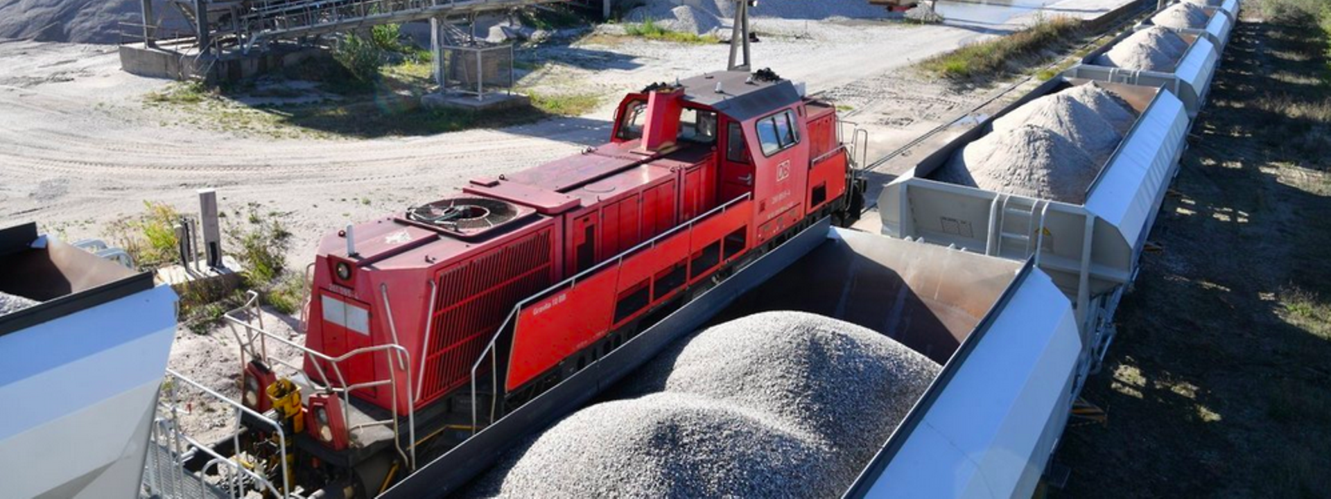 Shunting locomotive and freight train with gravel