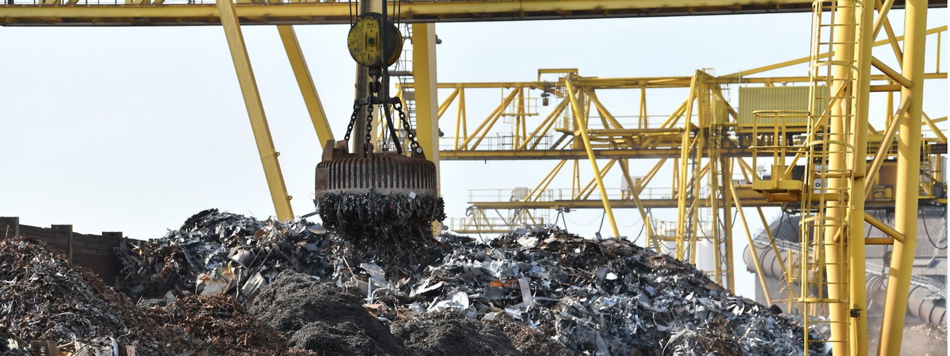  Crane system loads scrap metal into wagon