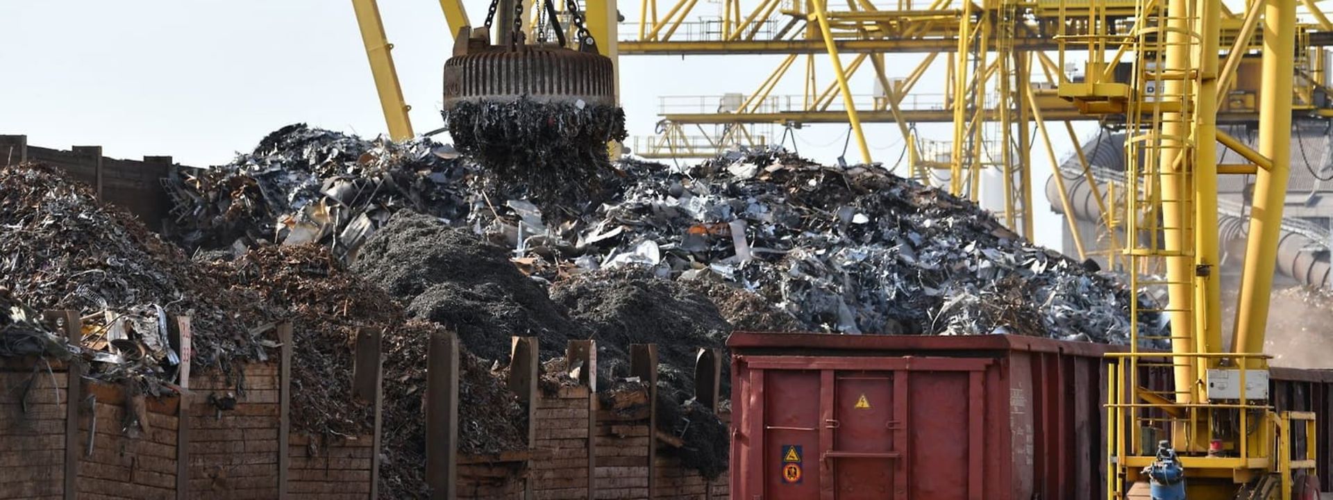  Crane system loads scrap metal into wagon