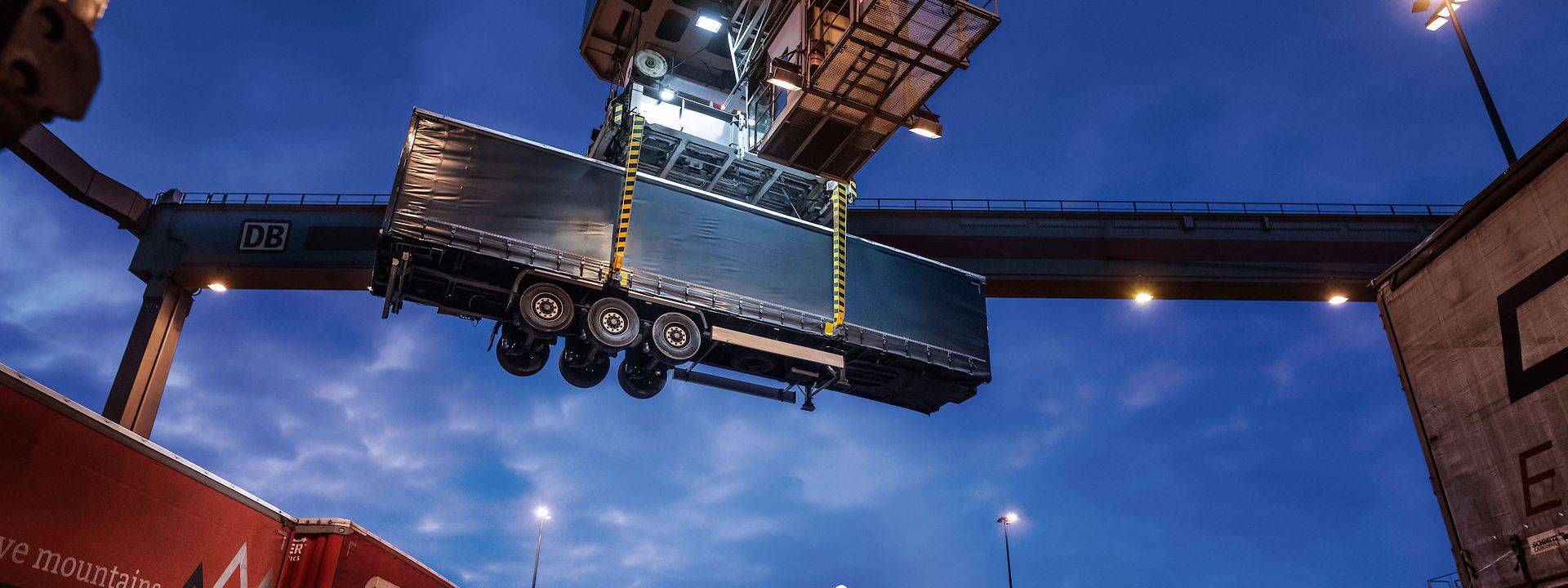 Loading truck trailers